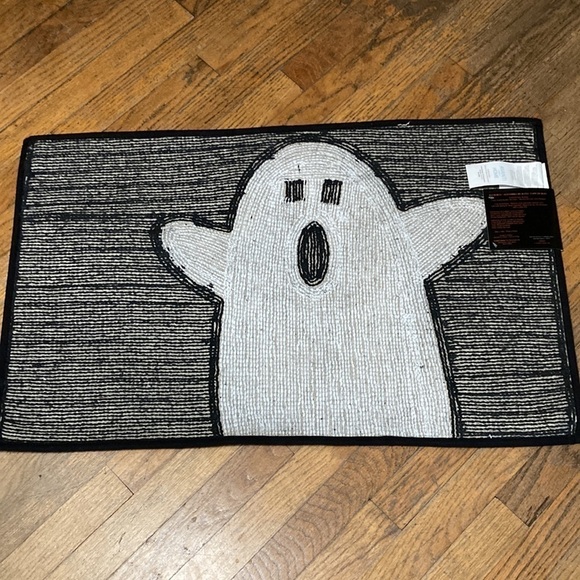 ONLY 2 LEFT! NWT AVANTI GHOST BLACK AND WHITE HALLOWEEN BATH MAT/RUG - Picture 4 of 8